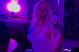 NEW GAL IN GVILLE! 🤩 Slutty Snowbunny Is Here 2 Play 🤩 - Image 6